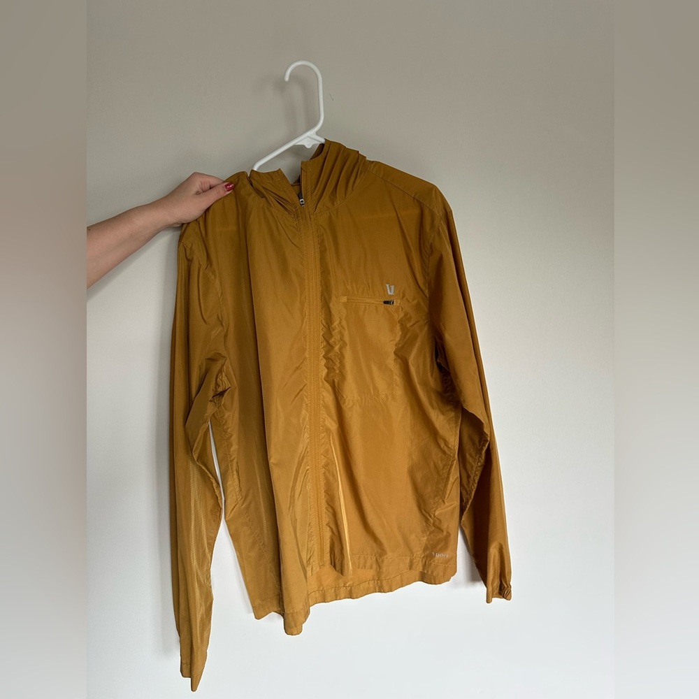 Men’s Vuori Tobacco Windbreaker in large